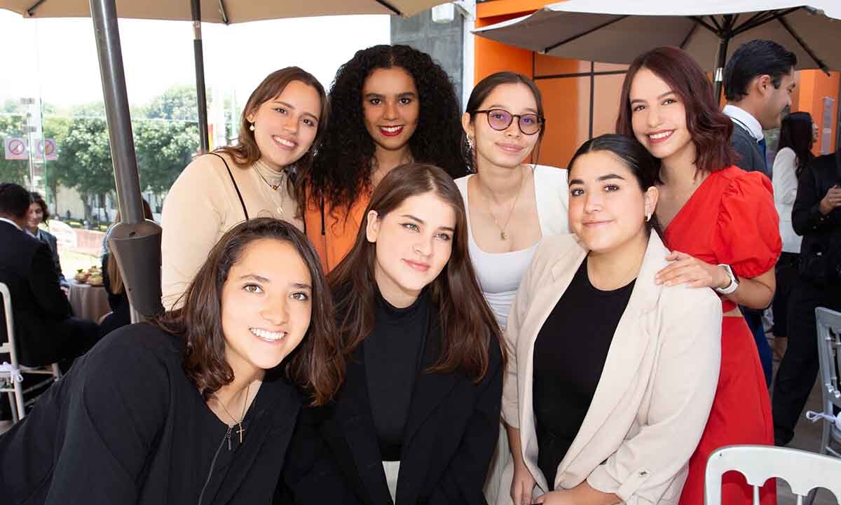 Regina Lizarraga, Andrea Martínez, Mercedes Maturana, Montse Rodríguez, María Peñalosa, Dani Rodríguez y Ximena Juárez