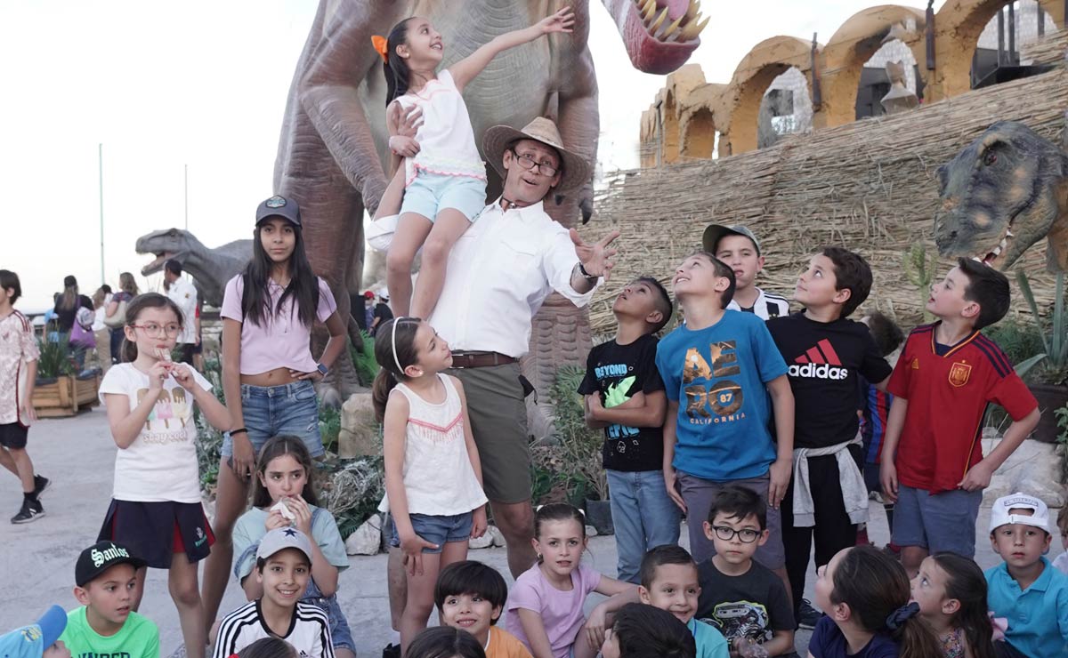 Los invitados junto al doctor noa