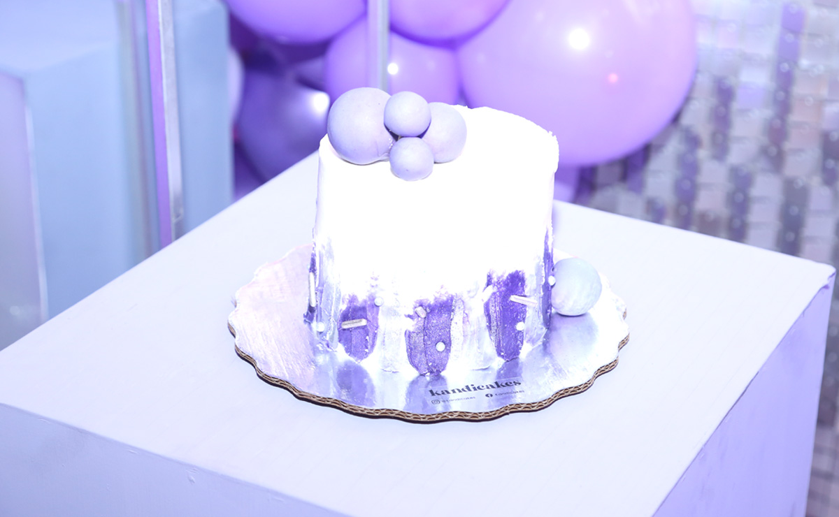Pastel en tonos blanco y lila sabor chocolate