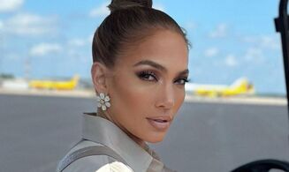 Jennifer Lopez demuestra cómo llevar un vestido semitransparente (Foto: Instagram)