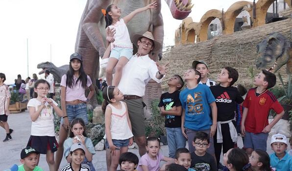 Los invitados junto al doctor noa
