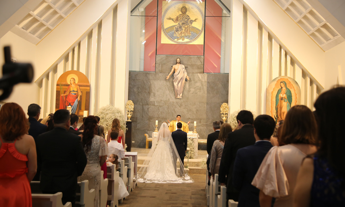 Los novios frente al altar de la parroquia Santa Engracia / Foto: Roberto Alvarado