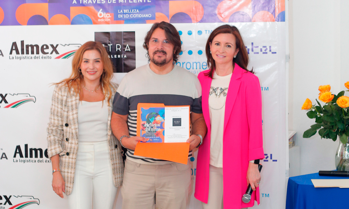 Jorge Gama junto a Cinthia Villarreal y Cordelia Elizondo / Foto: Daniel Saldívar