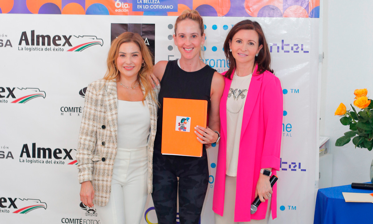 Marisol López recibiendo diploma con Cinthia Villarreal y Cordelia Elizondo / Foto: Daniel Saldívar