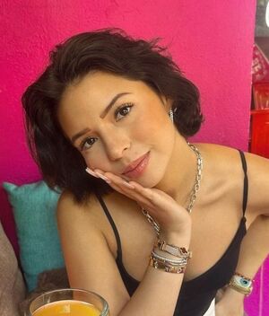 Ángela Aguilar revoluciona  el mini vestido negro con transparencias (Foto: Instagram)