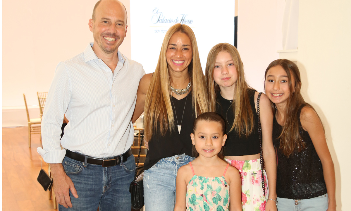 Fernando Morales, Paty Mejía de Morales, Daniela Morales, Fernanda Morales y Lucía Morales / Foto: Roberto Alvarado