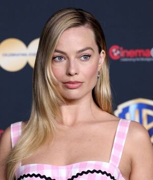 Margot Robbie es la reina del Barbiecore con minifalda y top retro (Foto: Getty)