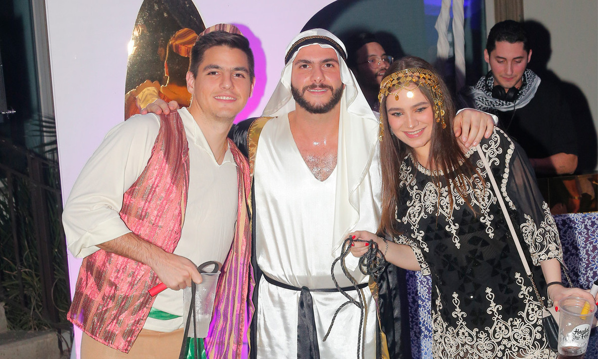 Óscar Montemayor y Andrea Flores junto al festejado Jorge Handal / Foto: Roberto Alvarado