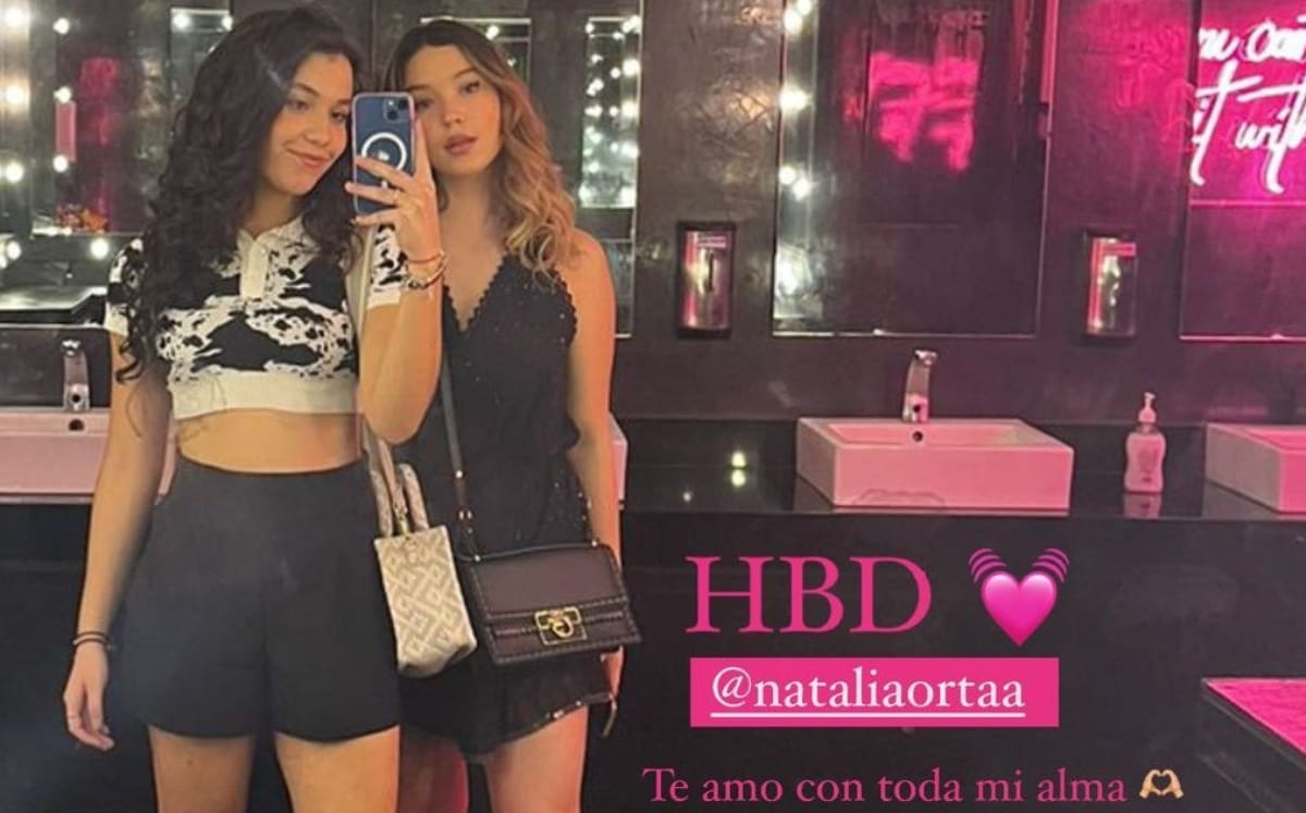 Mía Rubín luce minivestido perforado perfecto para salir de fiesta