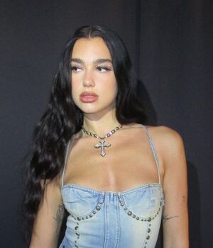 Dua Lipa eleva el look de colegiala con falda de cuero abierta (Instagram)