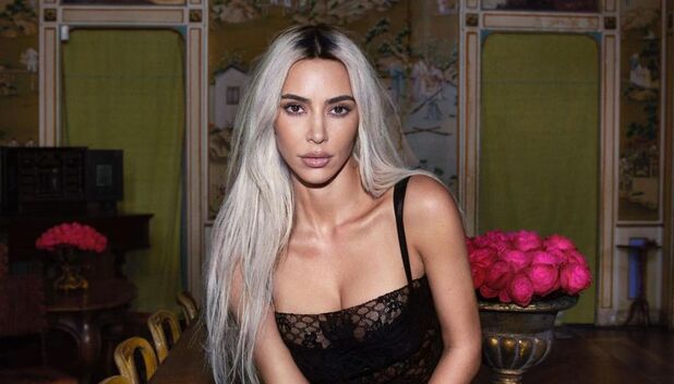 Kim Kardashian sube de nivel el traje con elegantes transparencias (Foto: Instagram)