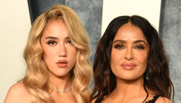 Valentina Paloma le roba cámara a Salma Hayek con vestido halter (Foto: Getty)