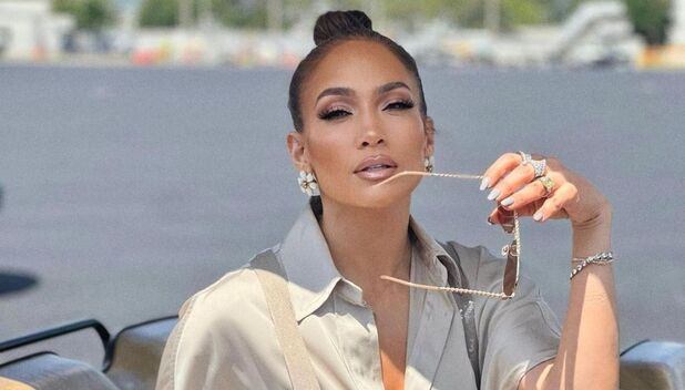 JLo y cómo llevar un crop top con maxi falda en mayores de 50 años (Foto: Instagram)