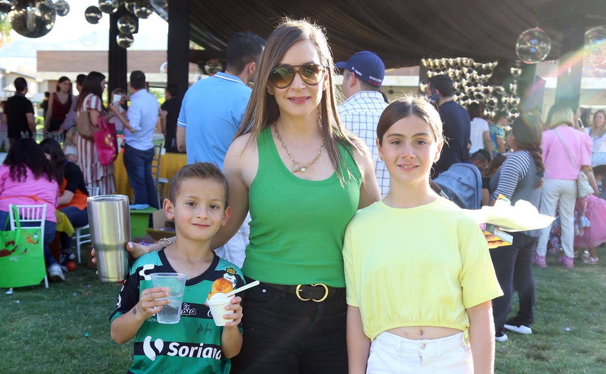 Alejandro, Claudia y Camila