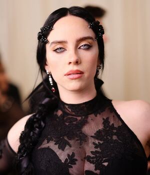 Billie Eilish rompe estereotipos con vestido transparente en MET Gala (Getty)
