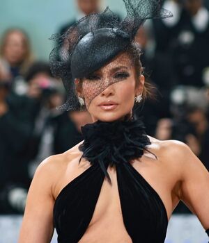 JLo TRIUNFA en la MET Gala 2023 con vestido expuesto de terciopelo (Foto: Getty)