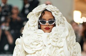 Rihanna CIERRA la MET Gala 2023 con deslumbrante vestido de rosas (Foto: Getty)
