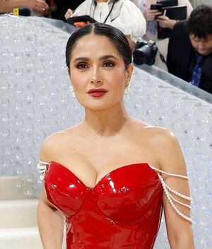Salma Hayek causa furor con vestido de corsé de látex en la MET Gala 2023 (Foto: Getty)