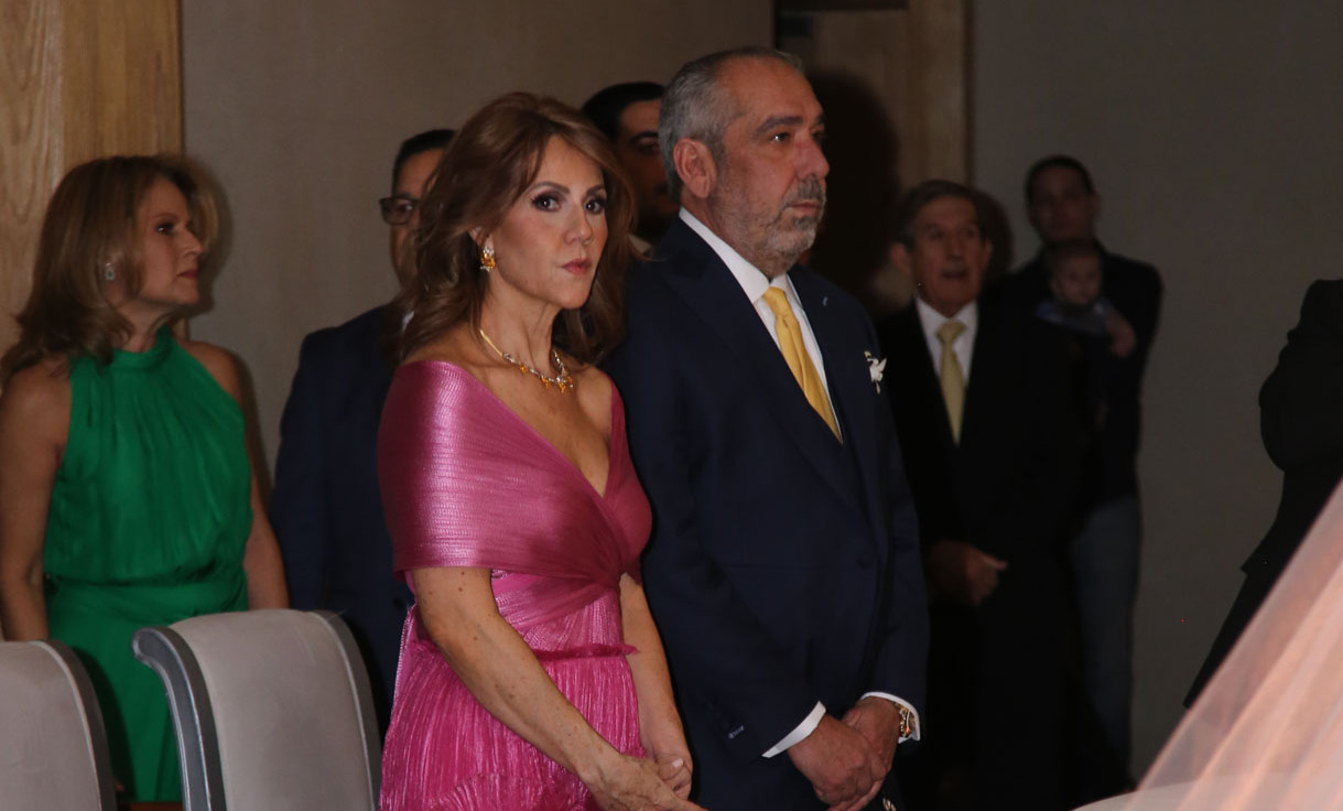 PAPÁS DE LA NOVIA. Genaro Cueva y Gabriela de los Santos