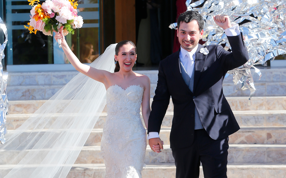 Los novios a la salida de la parroquia de Fátima