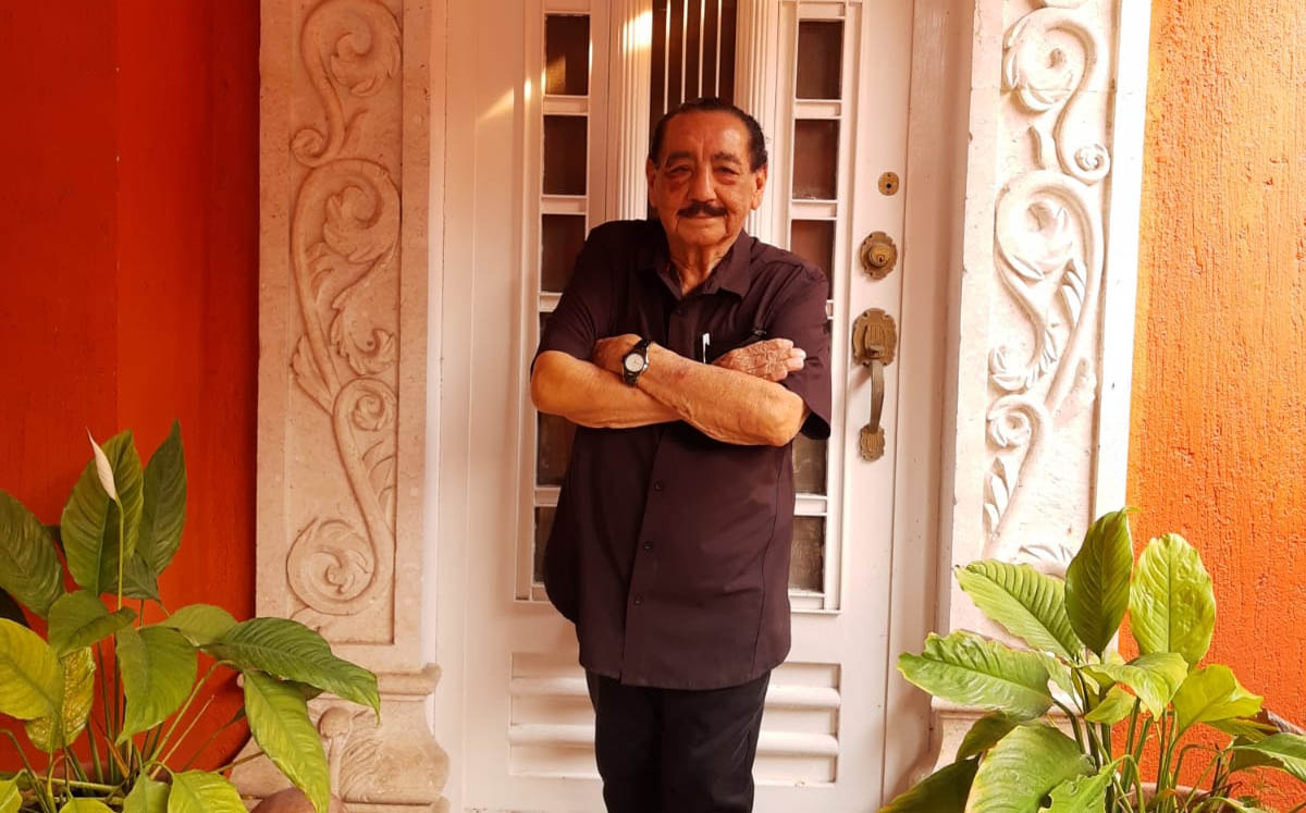 Efraín es un reconocido escritor y galerista de arte