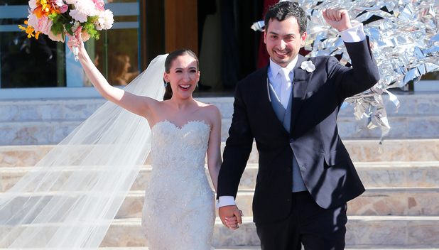 Los novios a la salida de la parroquia de Fátima