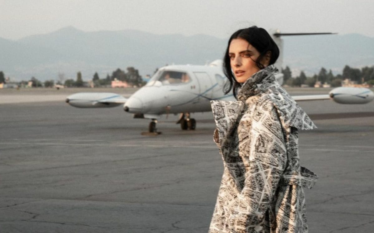 Aislinn Derbez posa topless con cargo jeans aesthetic (Instagram)