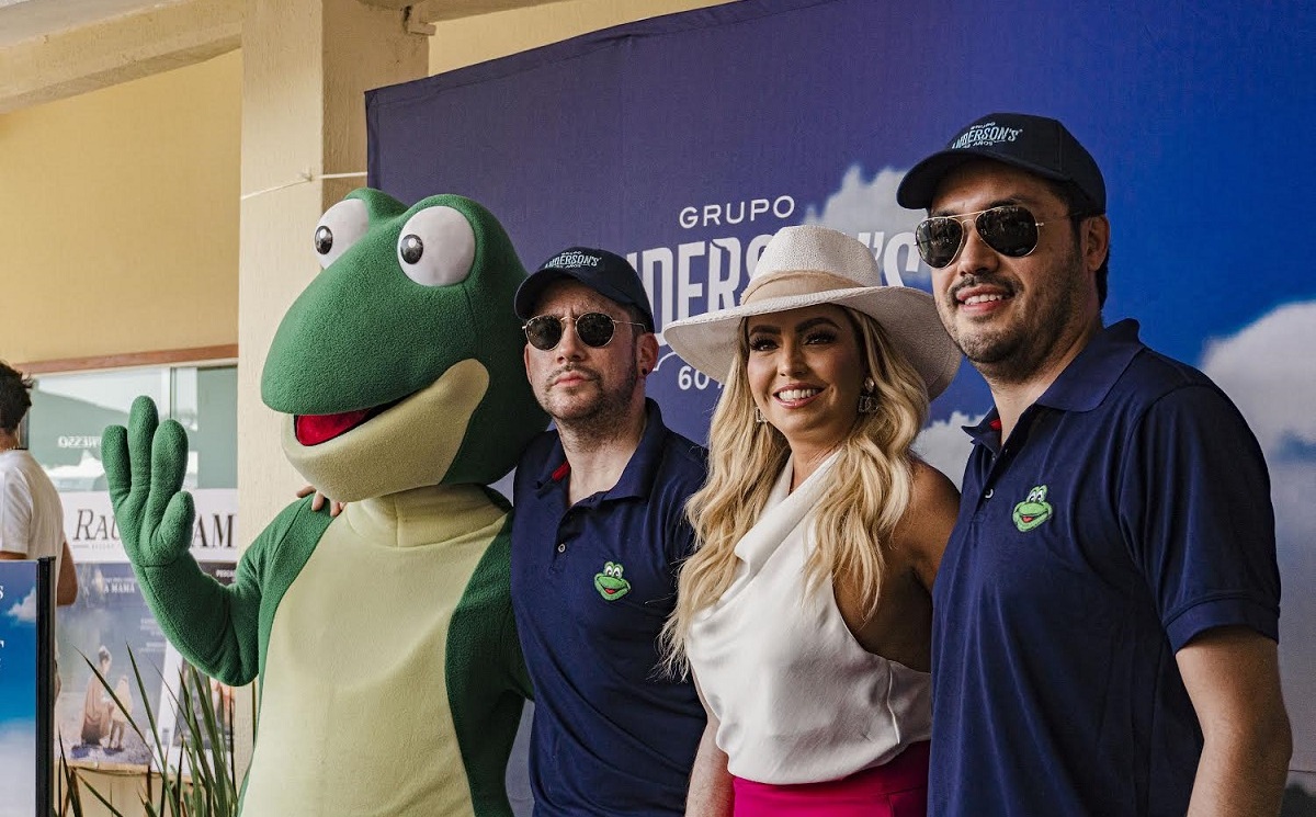 Carlos Castro, Director de Marketing, y Roberto Fuentes, Director de Negociaciones del Grupo con la cantante Karla Díaz, integrante de JNS. (Cortesía)