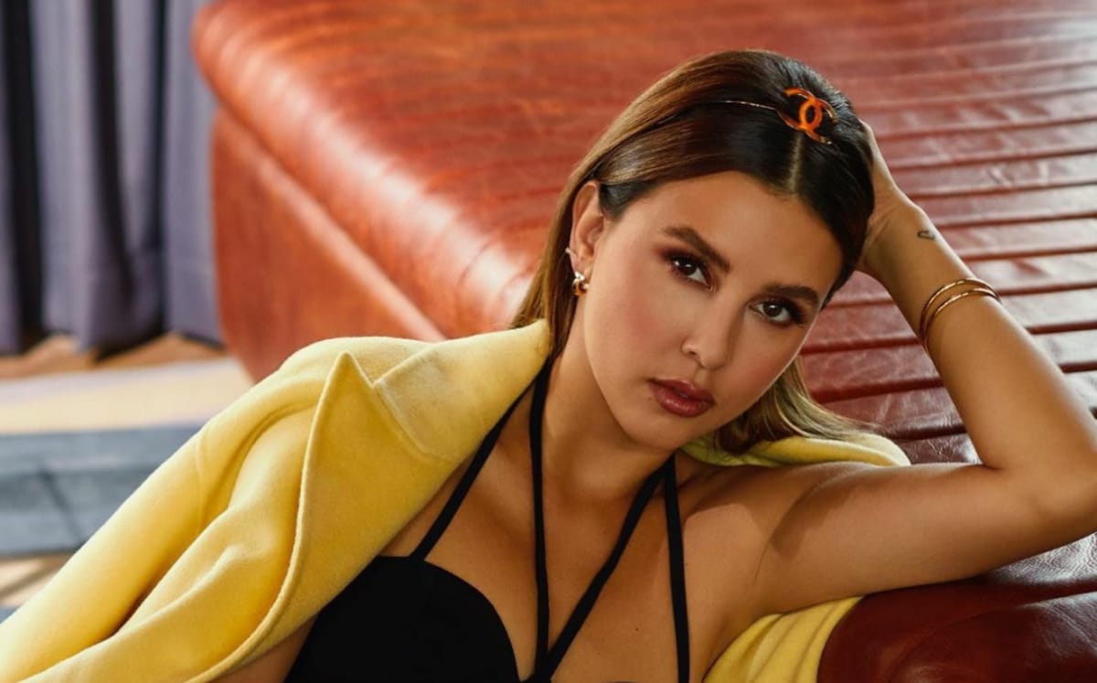 Paulina Goto luce crop top de moño como toda una fashionista