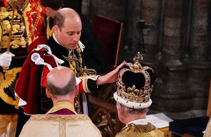 William besa a Carlos III en su coronación y rompe protocolo | Video (Foto: Getty Images)