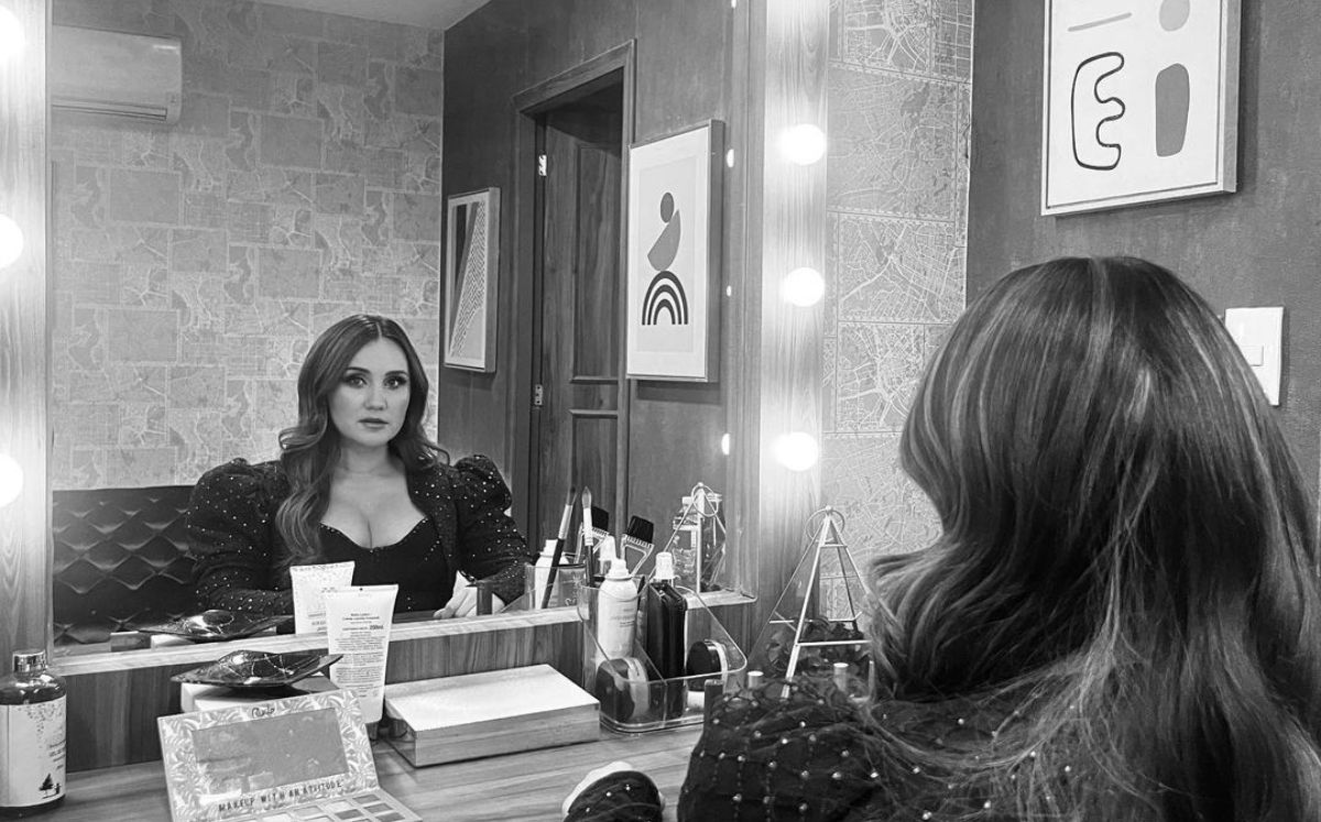 Dulce María posa para Chic Style en look con transparencias