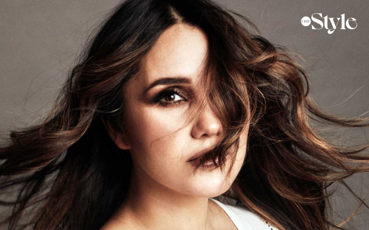 Dulce María posa en look de transparencias para Chic Style