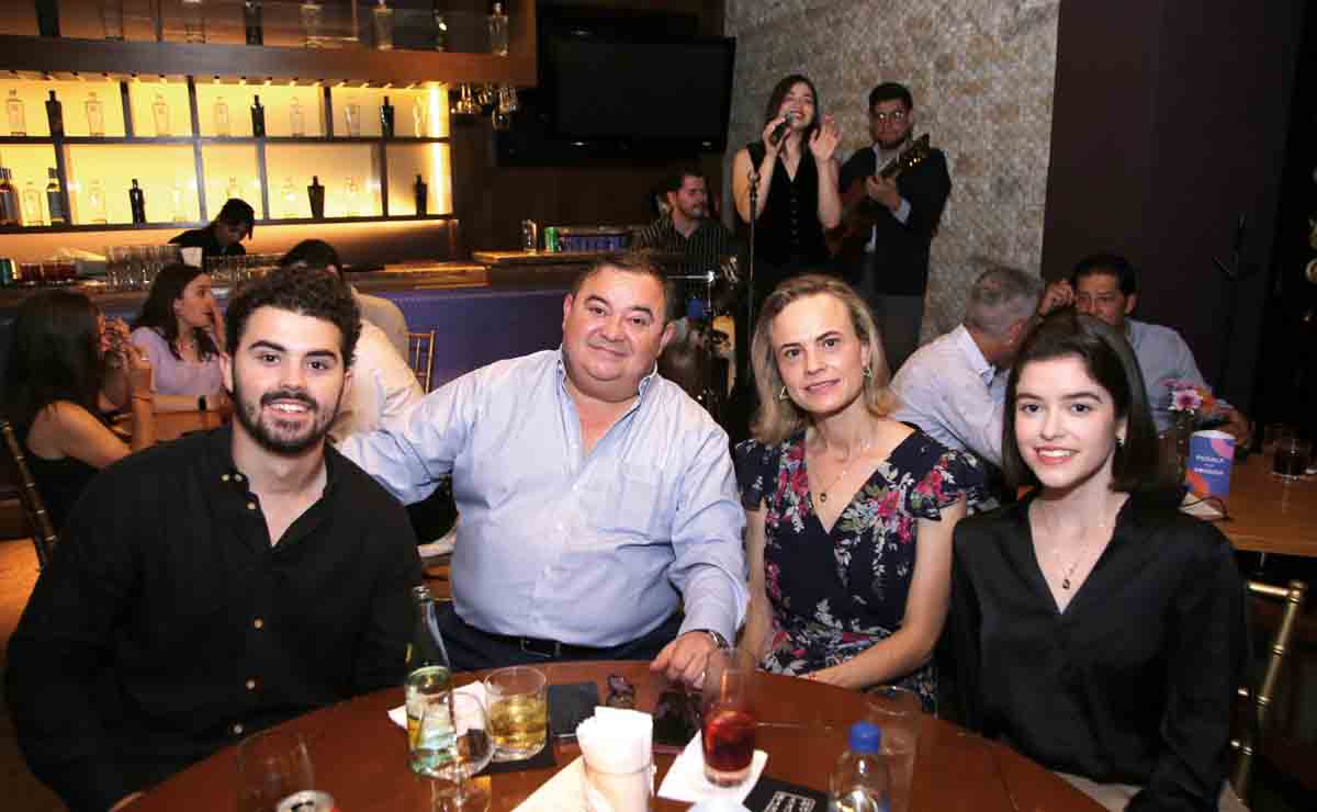 Enrique González, Enrique González, Cristina de González y Katia Martín del Campo / Fotos: Roberto Alvarado