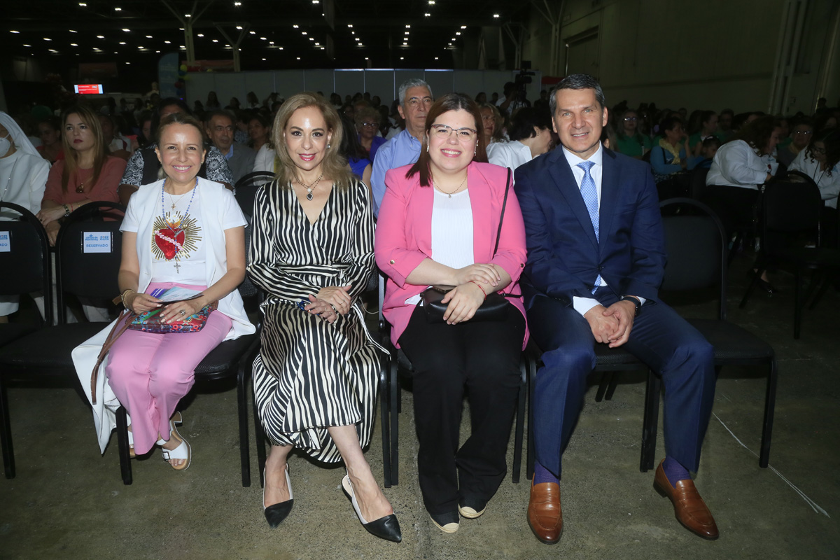 Laura Vanegas de Castillo, Carmen Arredondo de Garza, Anahí Martínez y Enrique Gómez Junco