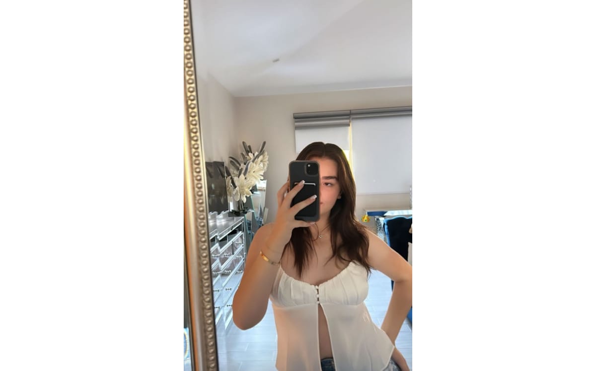 Emily Álvarez luce el top con transparencias más arriesgado