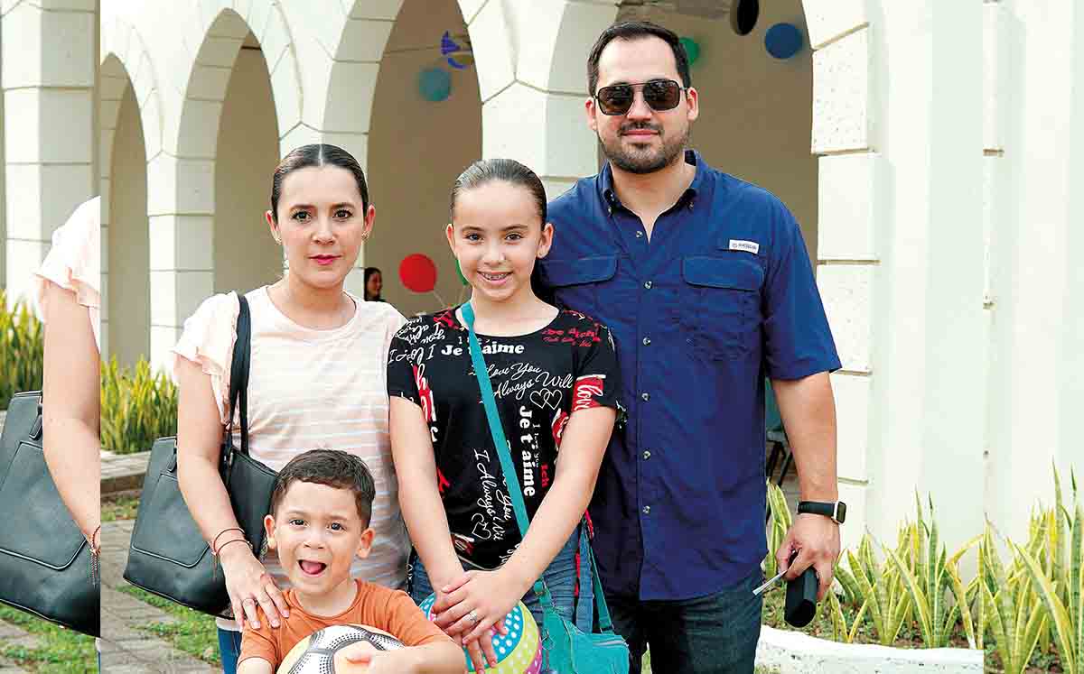 Gloria Esparza, Edgar Rodríguez, Jimena Rodríguez  y Edgar Rodríguez