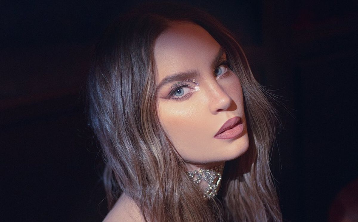 Belinda revive el look noventero con minifalda de cuadros (Instagram)