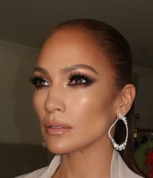JLo se roba las miradas combinar un jumpsuit short con sandalias (Instagram)
