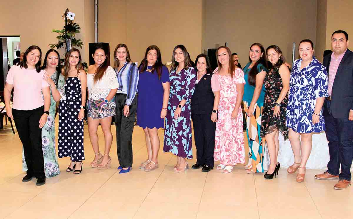 Asociación de padres de familia acompañados de laura gil, directora del colegio