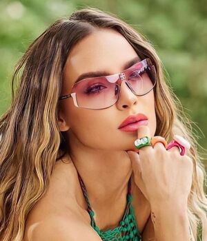 Belinda es la patrona del escenario con bikini de tiras y botas furry (Foto: Instagram)