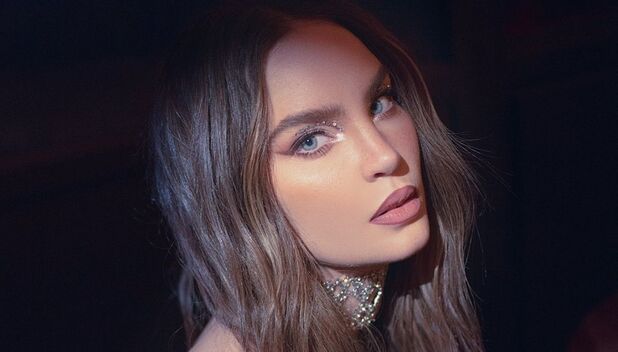 Belinda revive el look noventero con minifalda de cuadros (Instagram)