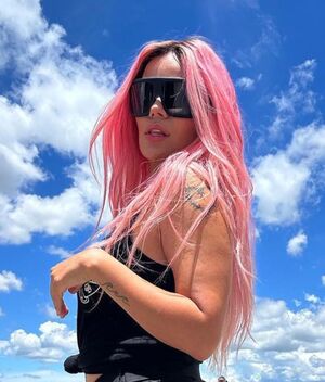 Karol G explota las redes con el minivestido más hot de la temporada (Instagram)