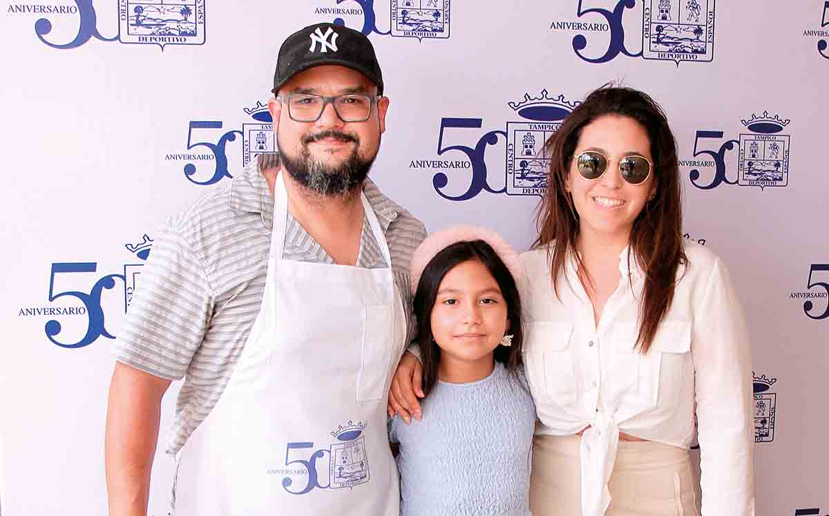Rolando Rivera, nina rivera y Gaby de Rivera