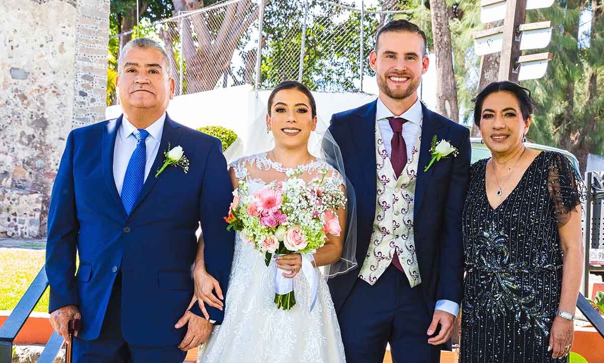 Papás de la novia. Gerardo Castillo, Gaby Castillo, Oliver Centurión y Dolores Alonso