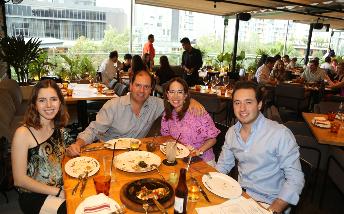Daniela López, Jorge López, Sandra de López y Jorge López / Foto: Roberto Alvarado