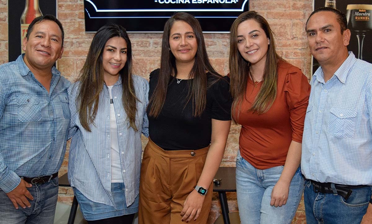 Óscar García, Paola Figueroa, Vero Palomino, Stephanie Cornejo y Marcelino Azpeitia