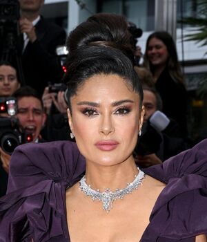 Salma Hayek en Festival de Cannes con arriesgado vestido escotado (Fotos: Getty)
