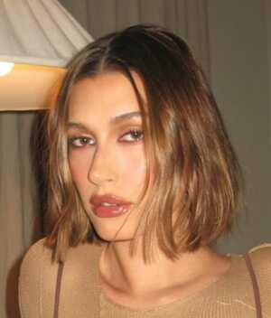 Hailey Bieber impone tendencia con el bralette de encaje más hot (Instagram)
