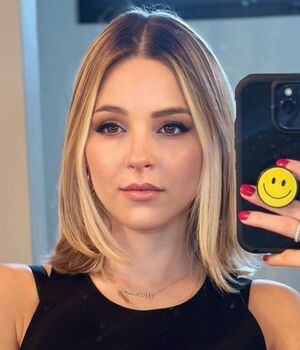 Así de bien lleva Mariana Rodríguez un mini vestido halter (Foto: Instagram)