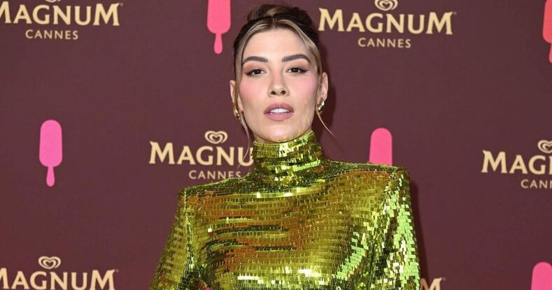 Michelle Salas impacta en Cannes con vestido cut-out dorado (Foto: Instagram)